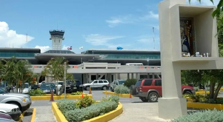 Ejecutivos de aerolíneas acusan a Migración por retrasos en los vuelos