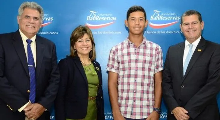 Banreservas reconoce y premia a jóvenes tenistas dominicanos