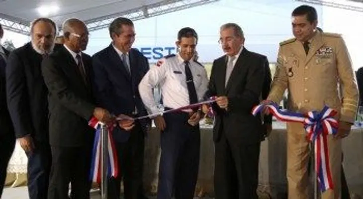 Danilo Medina inaugura el cuartel del policía turística en Sosúa