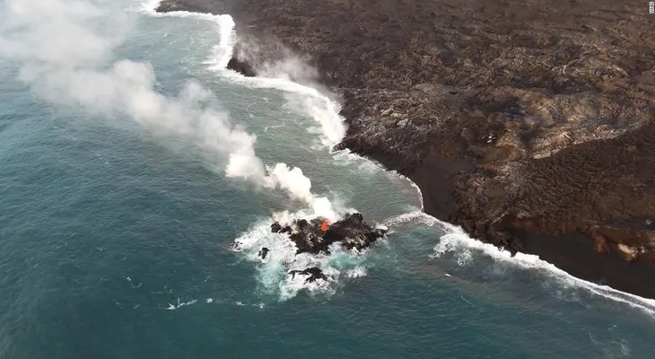 La lava del volcán Kilauea de Hawai crea una nueva y pequeña isla al lado de la costa