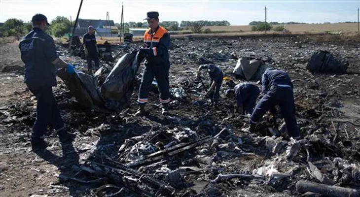 Transportan a Holanda a víctimas de avión malasio 