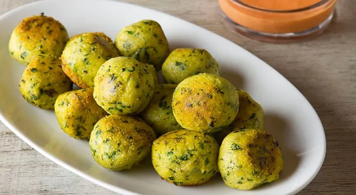 Croquetas de maíz y queso en salsa de yogurt de pimientos