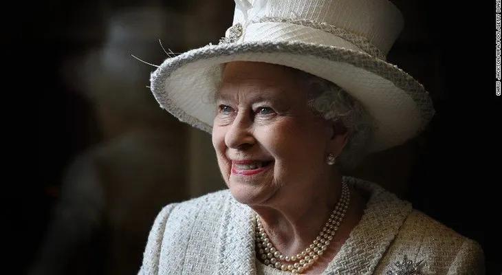 La reina Isabel II no asiste a la misa de Navidad por una "fuerte gripe"