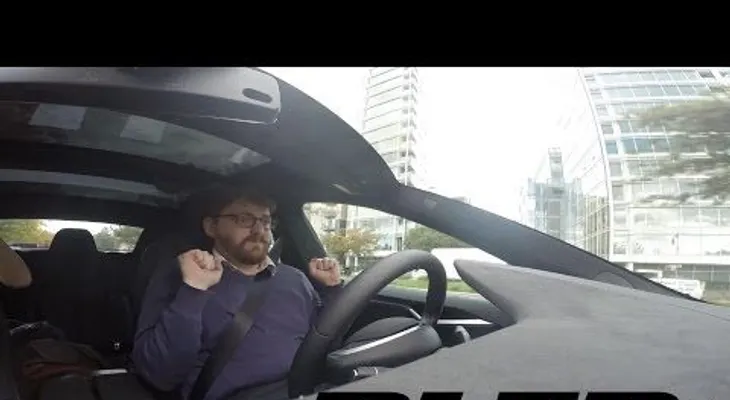 Probando el piloto automático del Tesla: una mezcla entre terror y maravilla