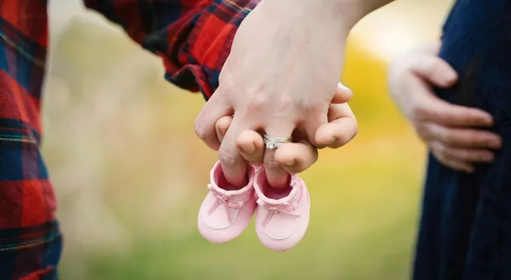 Una mujer se sometió a duros tratamientos de fertilidad, sin saber que su esposo tenía la vasectomía