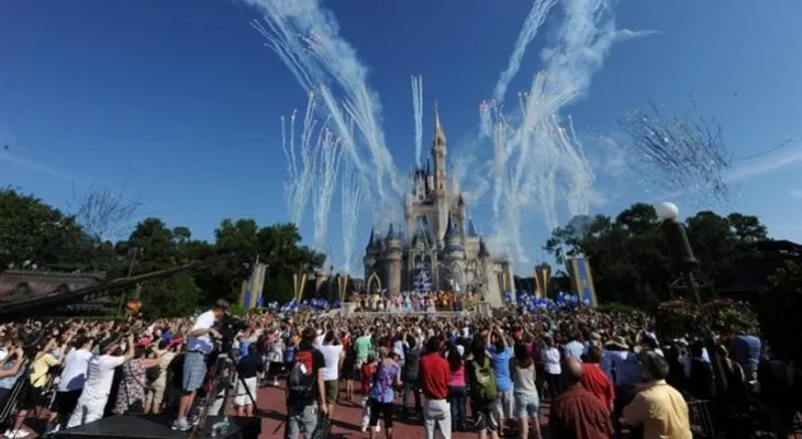 Suspenden sin sueldo 43 mil empleados de Disney World en Orlando. Los estragos del coronavirus