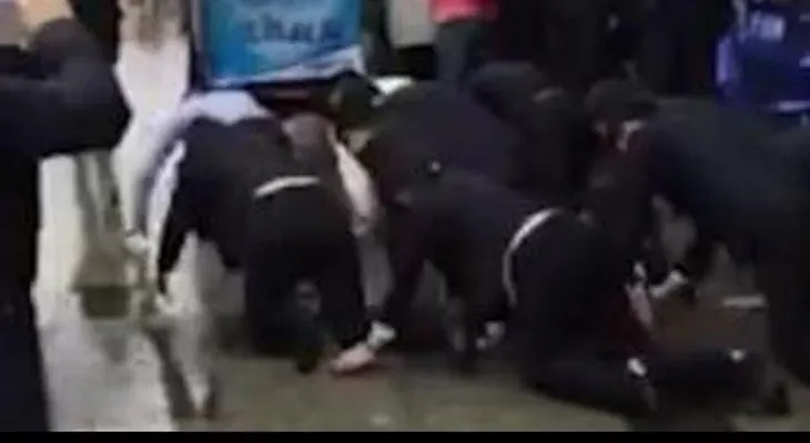Empleados chinos gatean voluntariamente por incumplir las ventas (VIDEO)