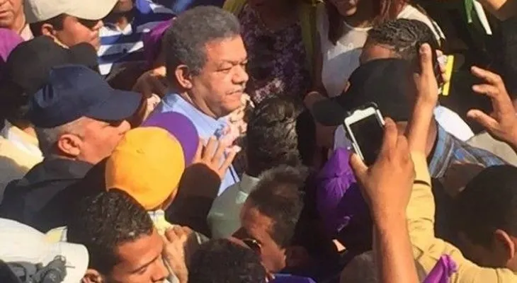 Expresidente Fernández recorre sectores de la capital