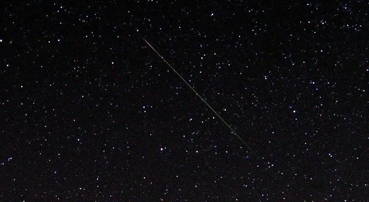 La lluvia de meteoros Dracónidas ilumina el firmamento