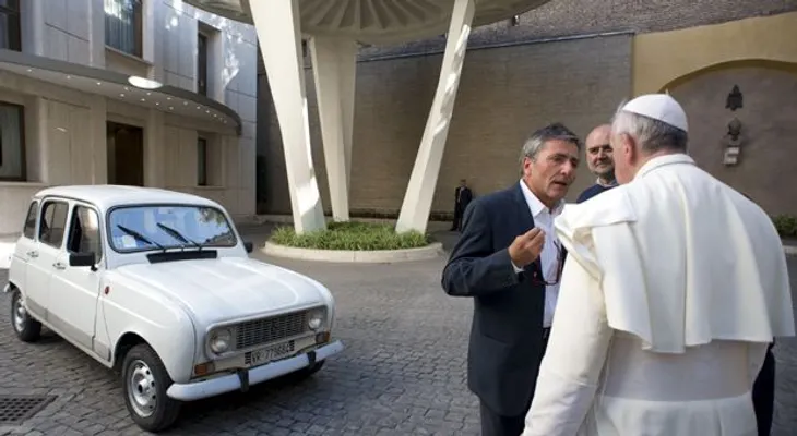 El papa se moviliza en un viejo carro que le regalaron