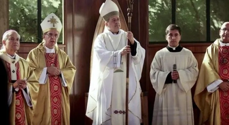 Papa Francisco defiende a obispo acusado de encubrimiento