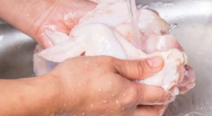 Lavar el pollo aumenta el riesgo de intoxicación alimentaria 