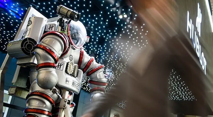 Un inventor presume su traje de buceo al estilo ?Iron Man?