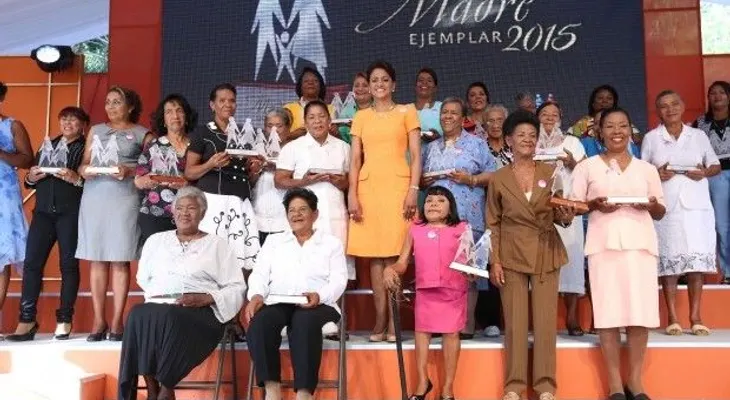 Primera Dama entrega premio Madre Ejemplar 2015 a mujeres del Sur