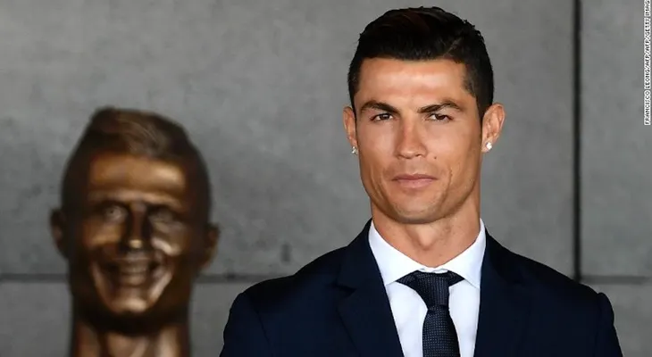 Los memes del extraño busto de Cristiano Ronaldo