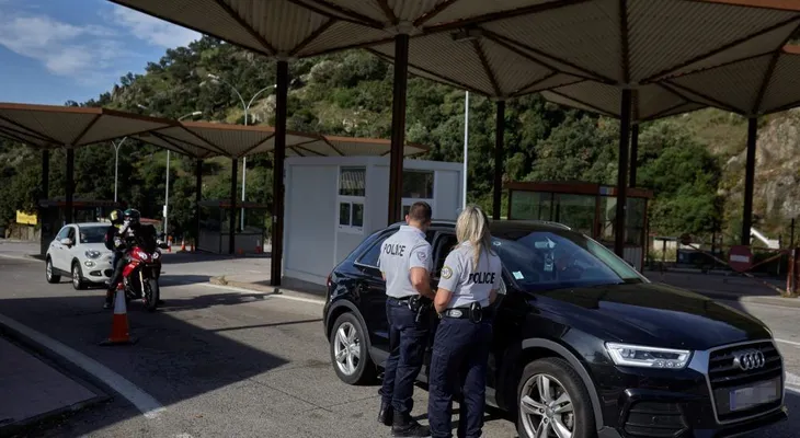 España refuerza medios para el control sanitario al reabrir más sus fronteras