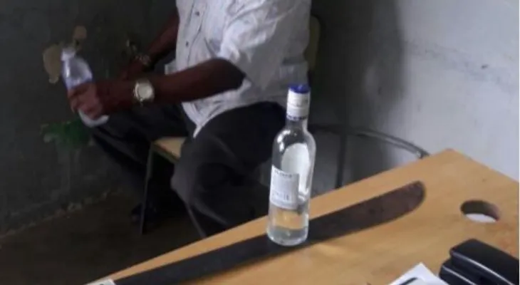 Hombre encuentra su mujer con otro en pleno acto sexual; abandona el lugar sin tomar represalias