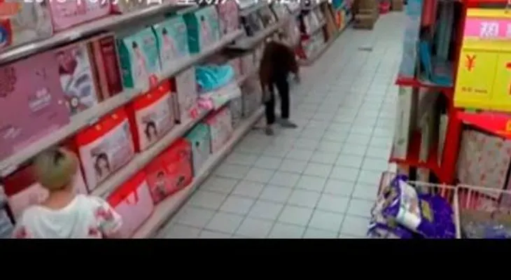 Una mujer sufre una "posesión diabólica" en un centro comercial