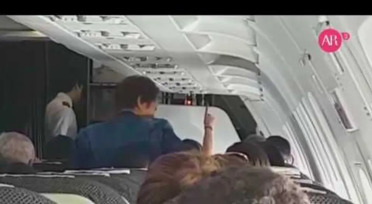 Una modelo chilena sufre un ataque de pánico y arma un escándalo en pleno vuelo