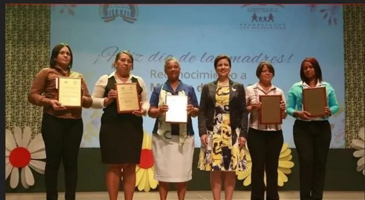 Margarita entrega premio Madres de Valor 2015