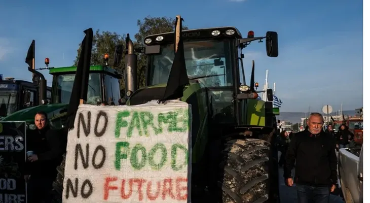 Agricultores griegos bloquean carreteras