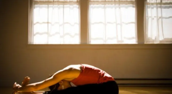 Posturas de yoga que mejoran tu digestión