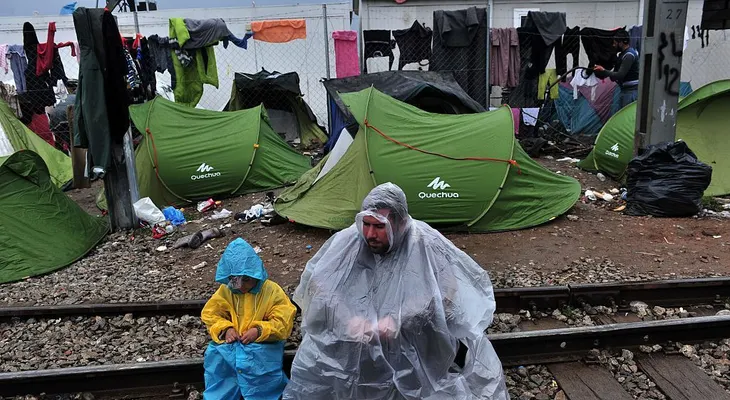 Macedonia cierra su frontera con Grecia para impedir el paso de inmigrantes
