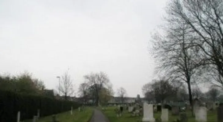 Arrestan fantasma cementerio de Kingston