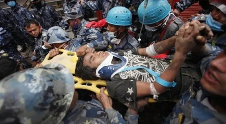 Sacan con vida de un edificio a un joven 5 días después del sismo en Nepal