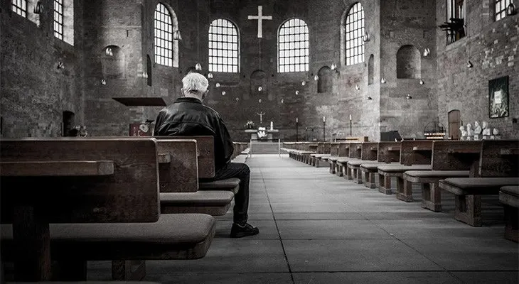 Una iglesia de Alemania retira altares, bancos y la pila bautismal para hacer hueco a los refugiados