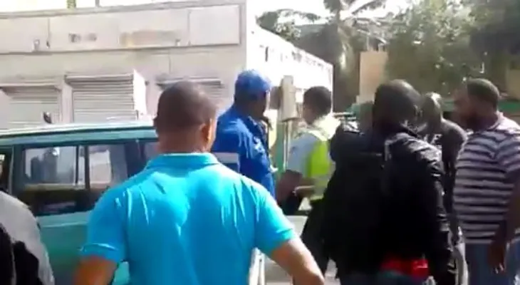 Amet y chofer de jeep pelean a los puñetazos; otro agente manotea joven (VIDEO)