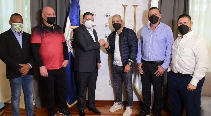 Ministerio de Deportes garantiza apoyo a carteleras de boxeo; recibe visita del legendario Miguel Cotto