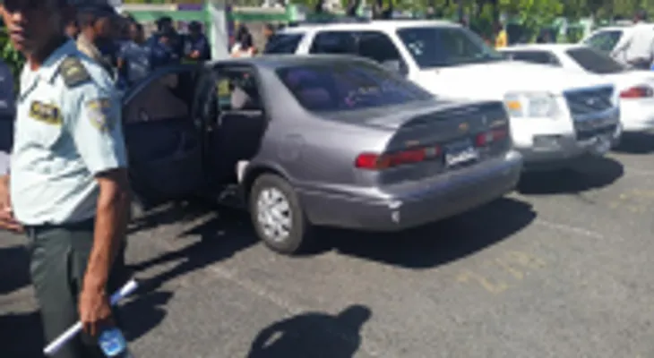 Un padre olvida su bebé en un carro y muere 