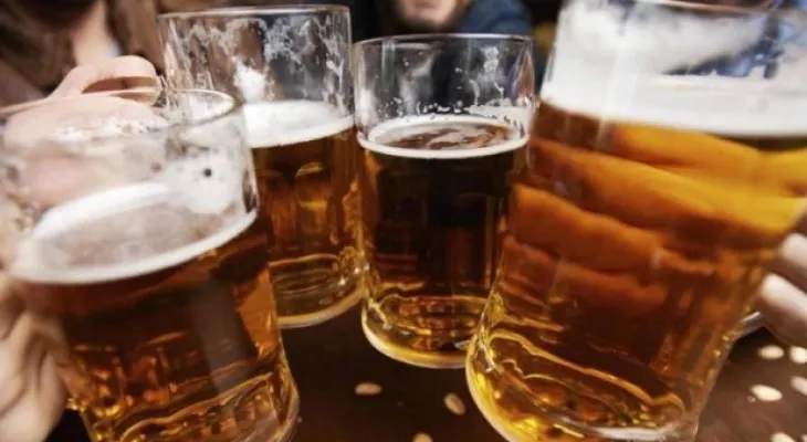 La hora perfecta para beber alcohol (y lograr que no te engorde)