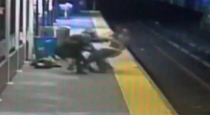 Milagro en la estación: tras asalto, hombre sobrevive a caída en vías electrificadas