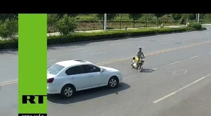 Brutal atropello a una mujer en motocicleta en una autopista