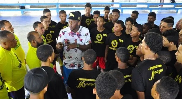 Ex NBA Luis Felipe López participa en campamento con jóvenes talentos