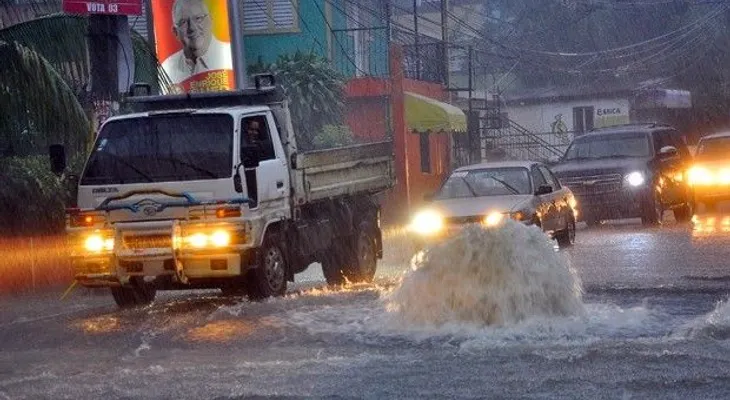 Inundaciones causan estragos en Santiago