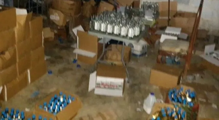 Fábrica de bebidas alcohólicas adulteradas operaba en SDO; PN la desmantela