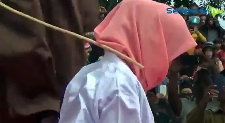 El video muestra una mujer reciendo fuertes latigazos por su alegada infidelidad