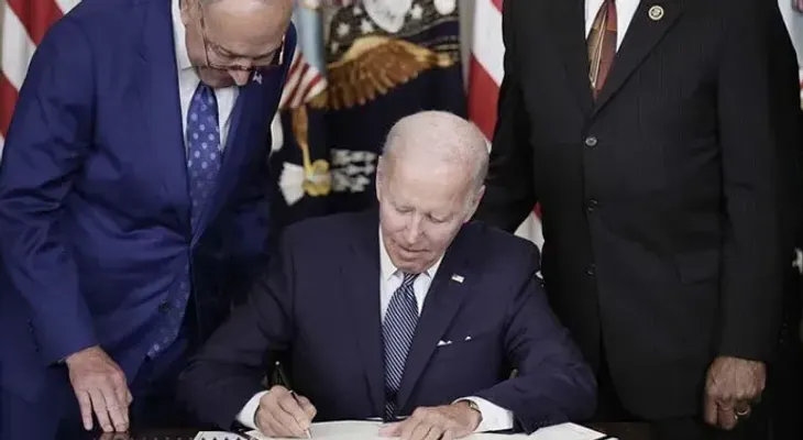 Biden firma ley que da fin a emergencia sanitaria por la pandemia