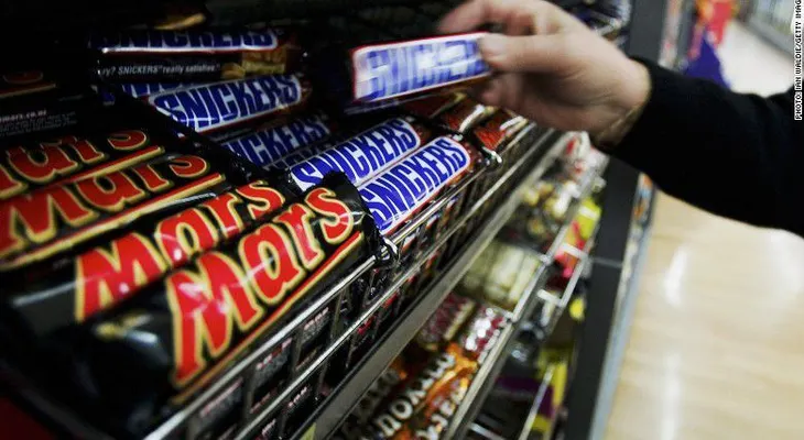 Retiran millones de barras de chocolates Mars y Snickers porque podrían contener plástico