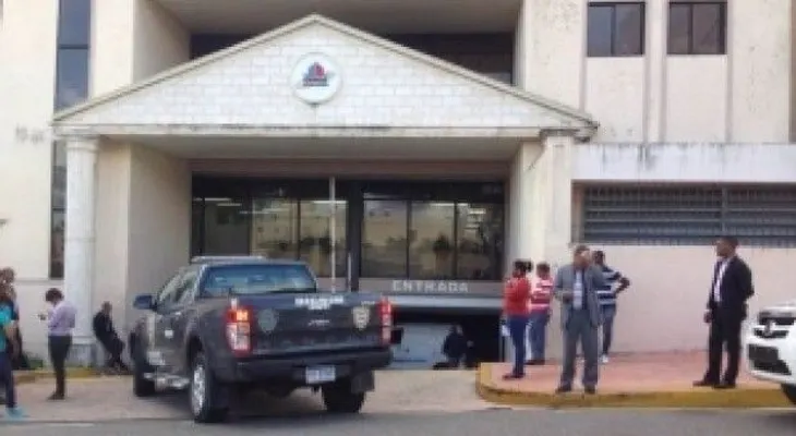 Ingeniero de la OISOE entra al bano y se suicida 