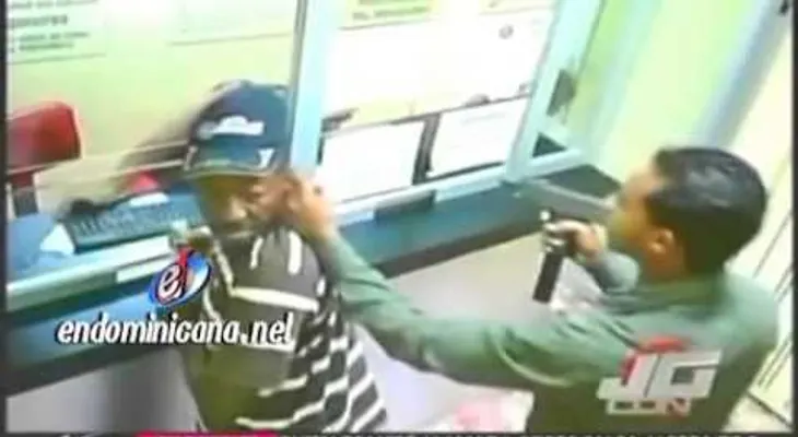 Atracan banca de lotería con metralleta UZI? (VIDEO)