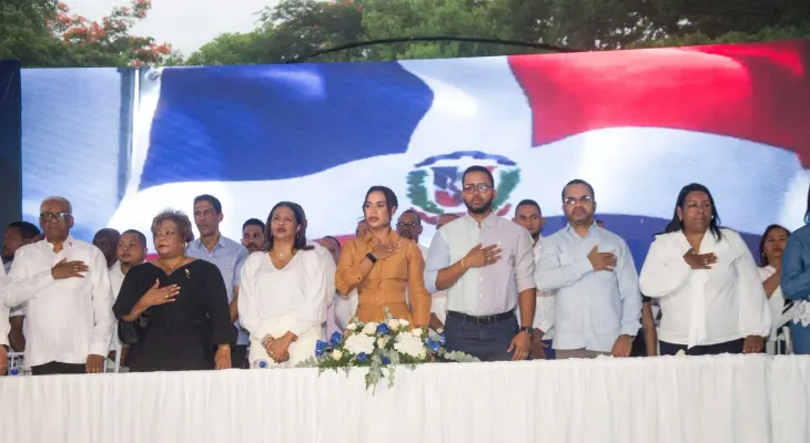 Alcaldesa Betty Gerónimo encabeza primera graduación municipal de Santo Domingo Norte con 800 bachilleres
