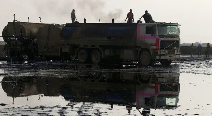 Petróleo sangriento para Erdogan: dron graba "trabajo sucio" del EI en frontera turco-siria (VIDEO)