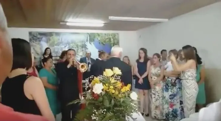 Trompetista arruina la boda de una pareja brasileña (VIDEO)