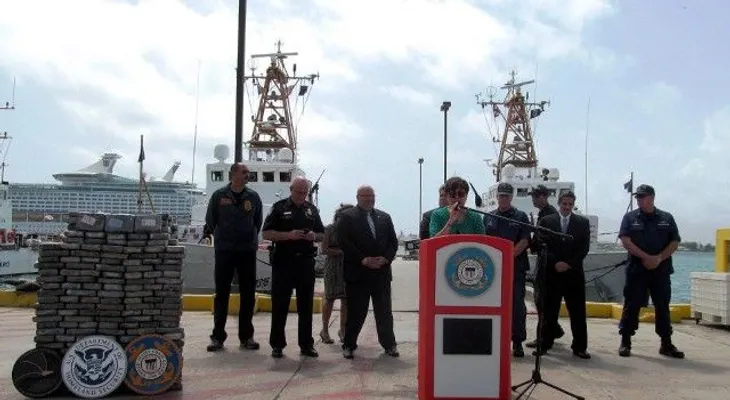 Detienen a 3 dominicanos con 688 kilos de drogas cerca de Puerto Rico