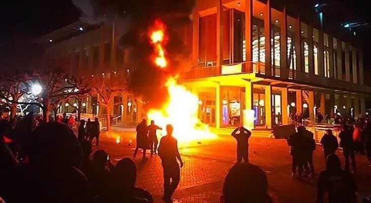 Violentas protestas en Berkeley obligan a cancelar un acto de un editor ultraderechista