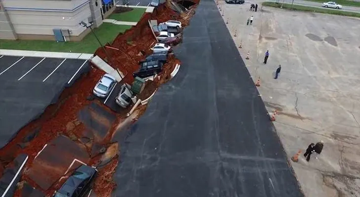 Un enorme agujero se traga a los coches estacionados en un restaurante de Mississippi
